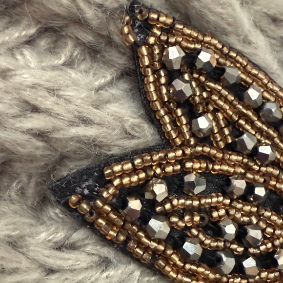 🆓 When Bundled- Gray Crocheted Fall/Winter Headband with Beaded Appliqué Patch - Picture 5 of 12